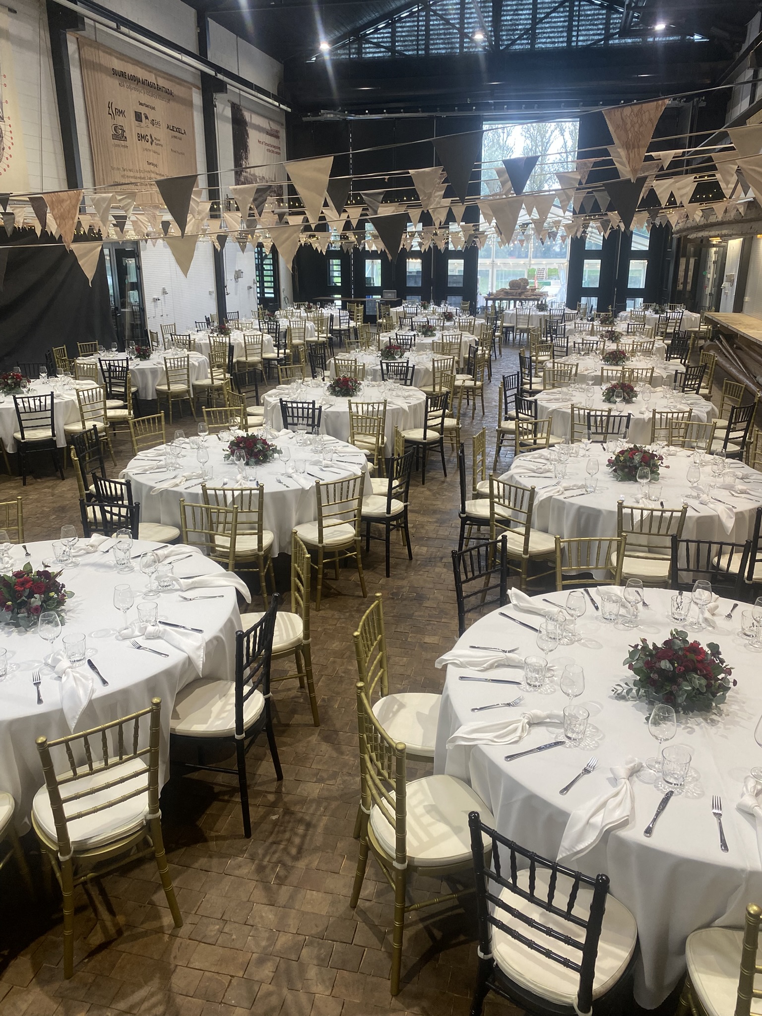 180 cm õmmargused lauad chiavari toolidega.JPEG (986 KB)